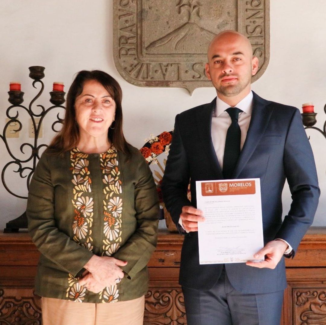 Un hombre con un documento al lado de una mujer.