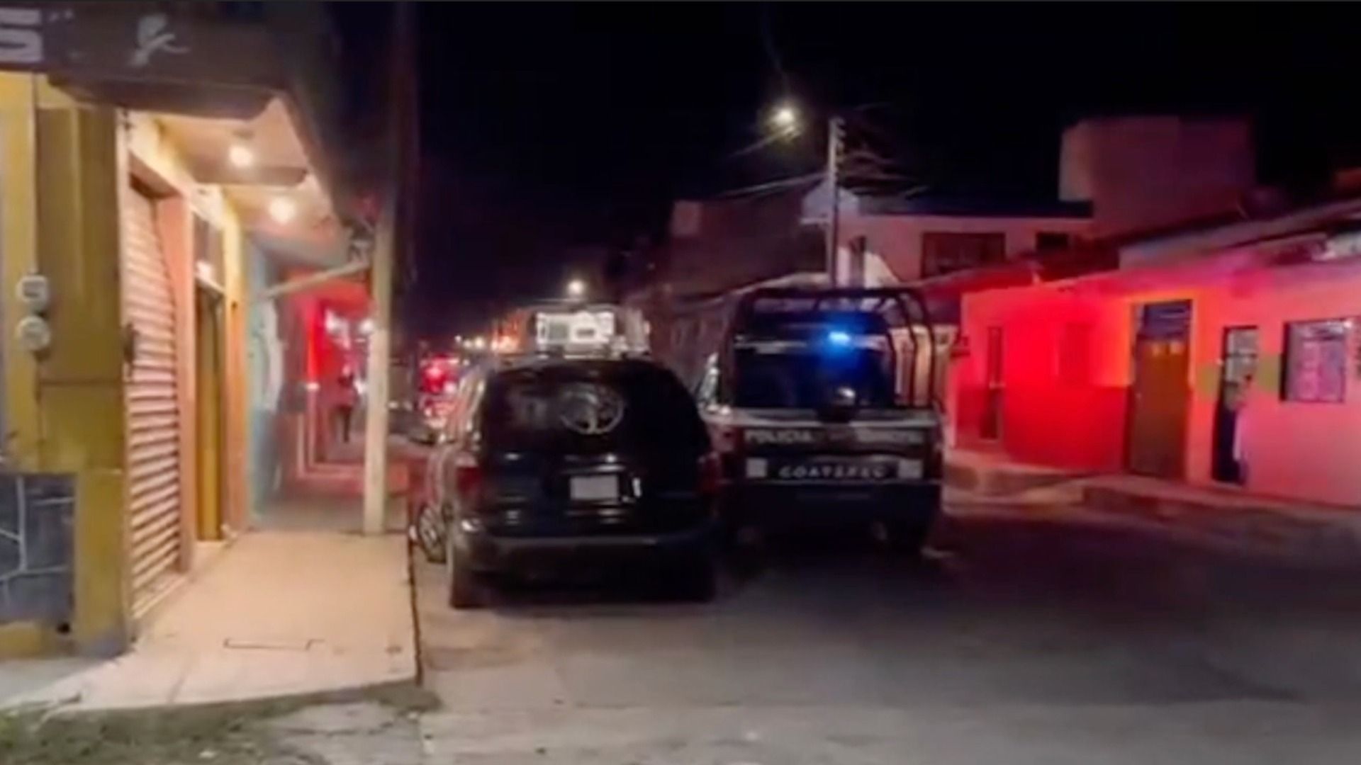 Paramédicos de la Cruz Roja llegaron escoltados por policías y brindaron atención médica a los dos heridos.