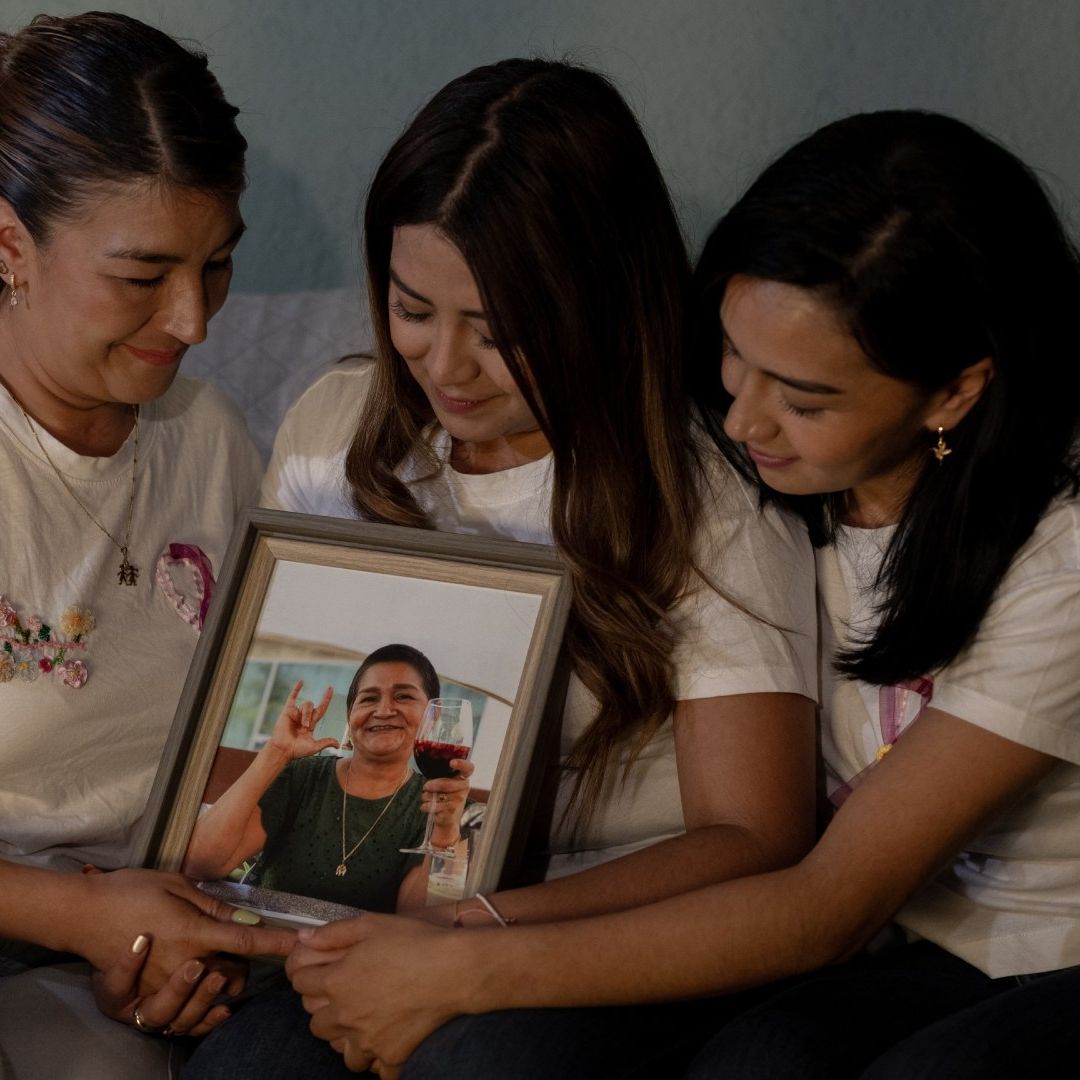 Cony, Anahy y Karla sostienen la foto de su madre fallecida, Conchita.