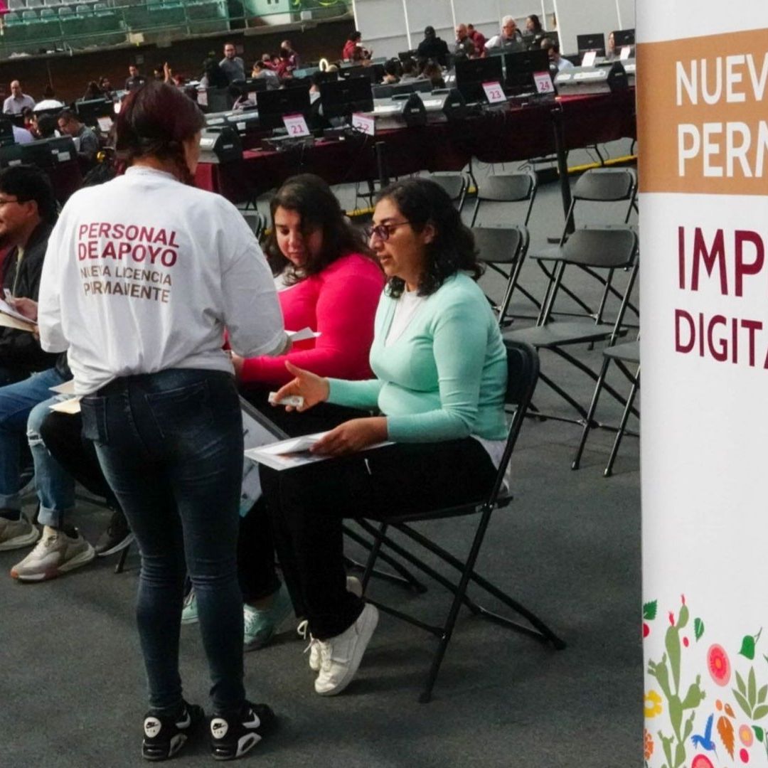 Personas en su cita de licencia permanente en CDMX