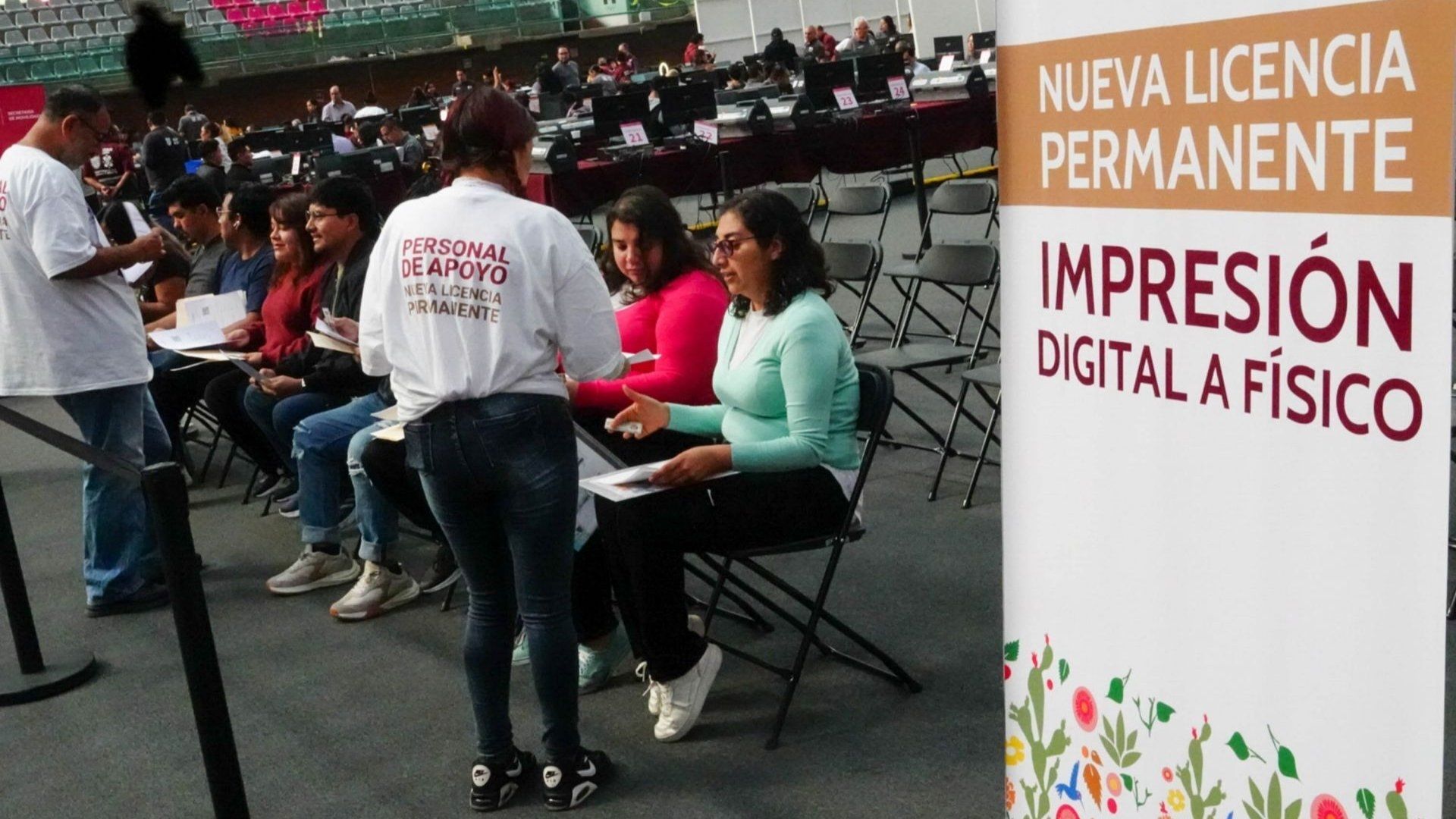 Personas en su cita de licencia permanente en CDMX