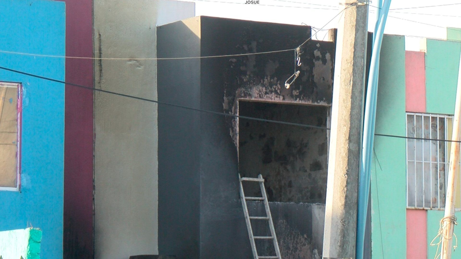 Madre muere junto a sus dos hijos tras incendio en su hogar.