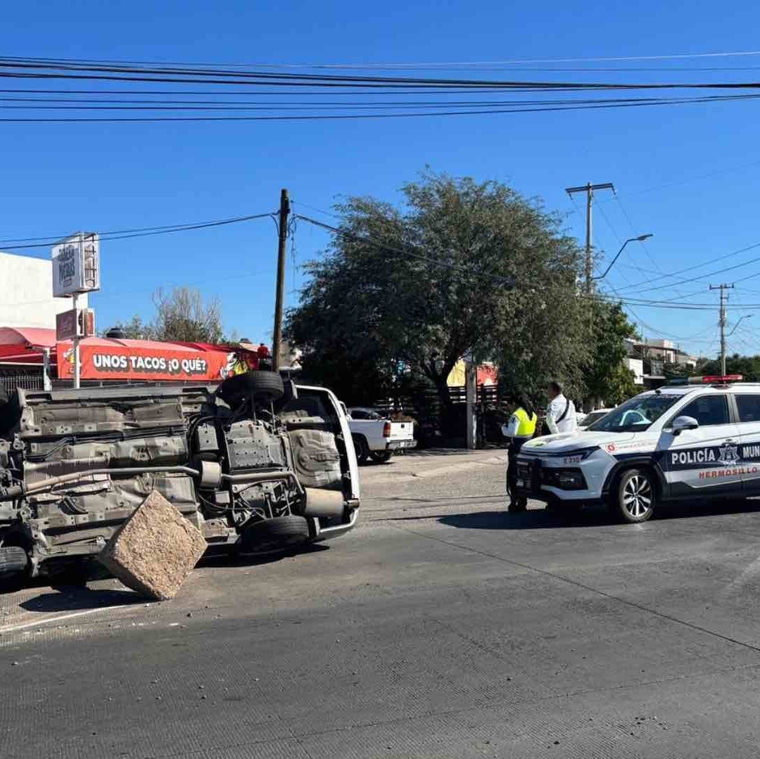 Vehículo Impacta y Derriba Poste de Concreto en Bulevar Camino del Seri en Hermosillo
