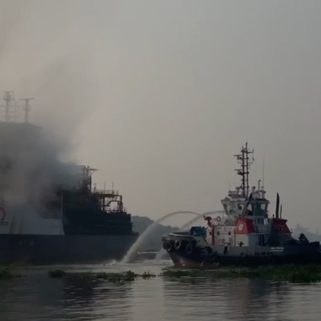 Por este incendio la Capitanía de Puerto decidió suspender las operaciones portuarias en estos muelles situado al sur de la entidad Veracruzana.