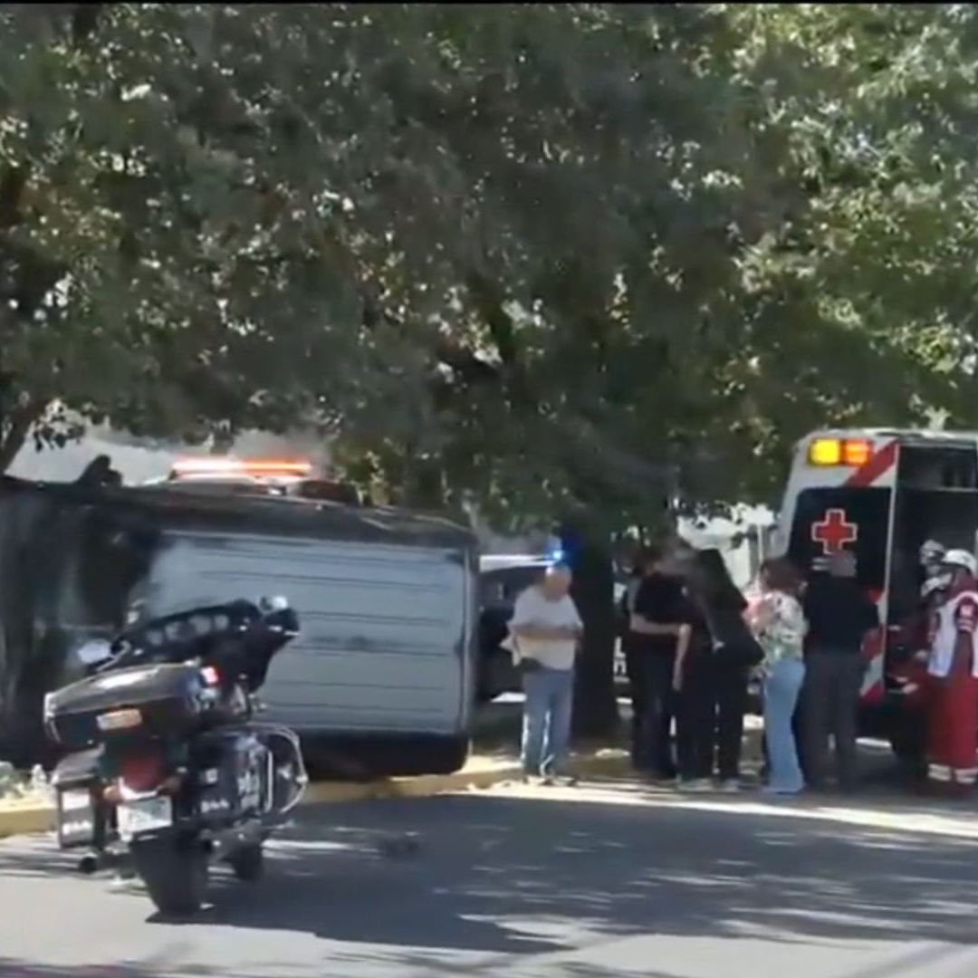 Camioneta volcada y autoridades de emergencia en Cumbres