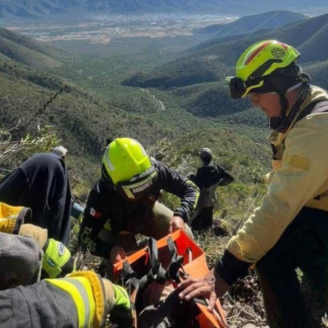 Rescatistas bajan de la sierra a hombre fracturado de ambas piernas
