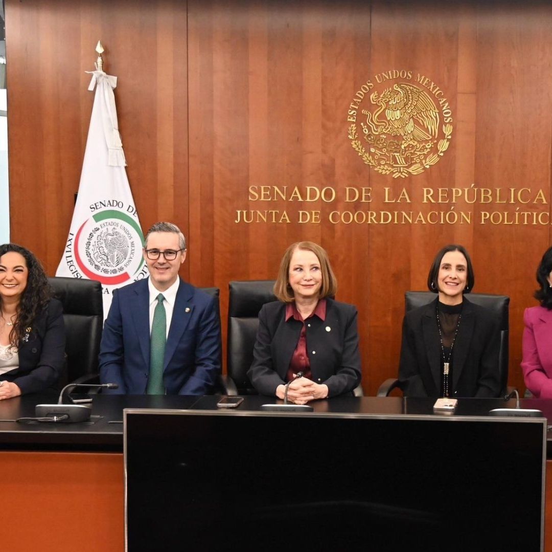 Personas sentadas alrededor de una mesa.