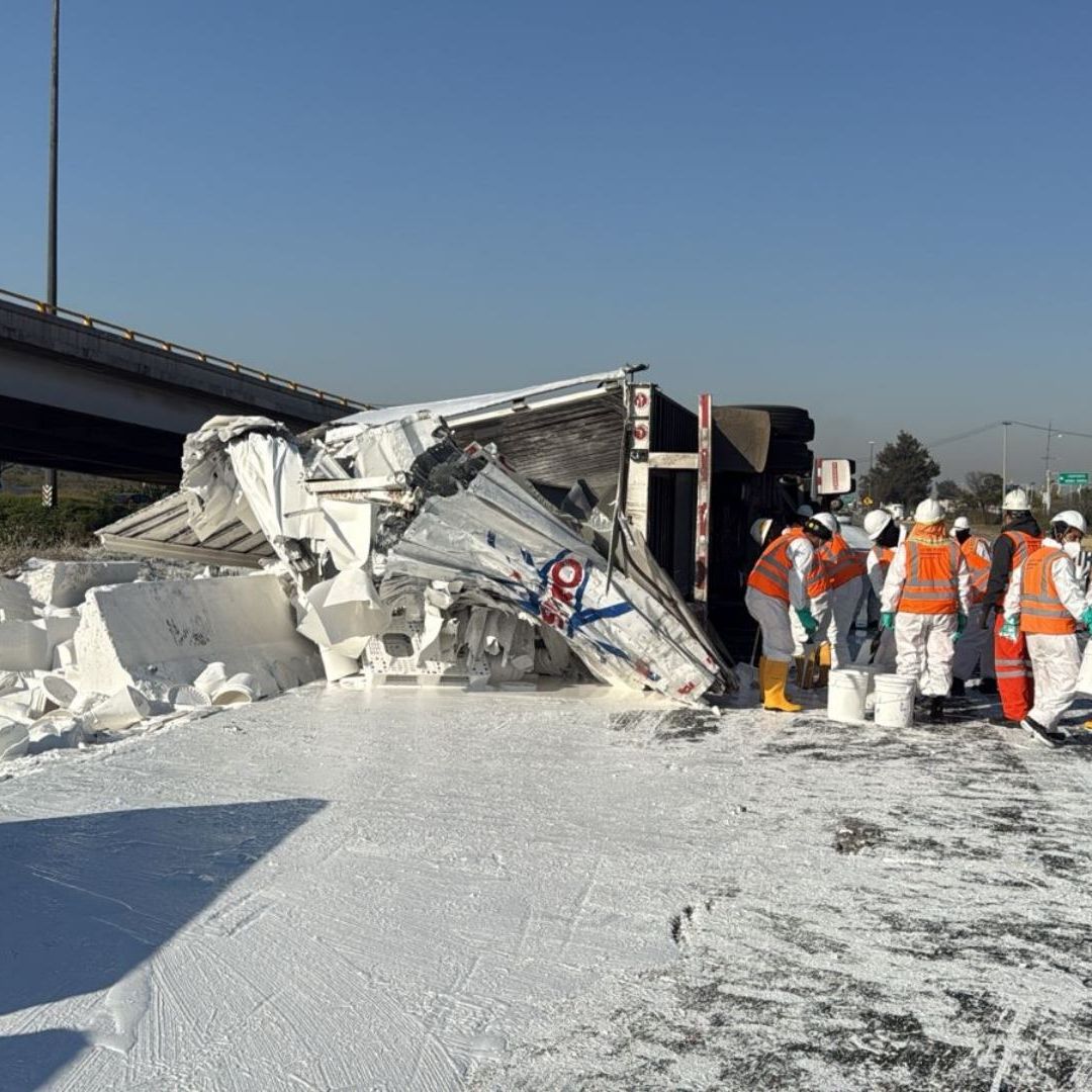 Pintura regada por accidente en Circuito Exterior Mexiquense