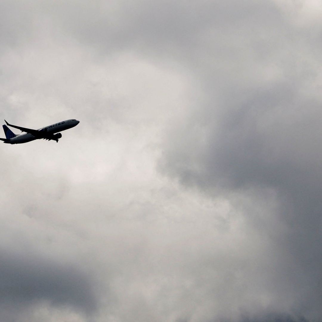 Avión despega del Aeropuerto Internacional Logan tras orden de reducción de vuelos en EUA. Foto: Reuters