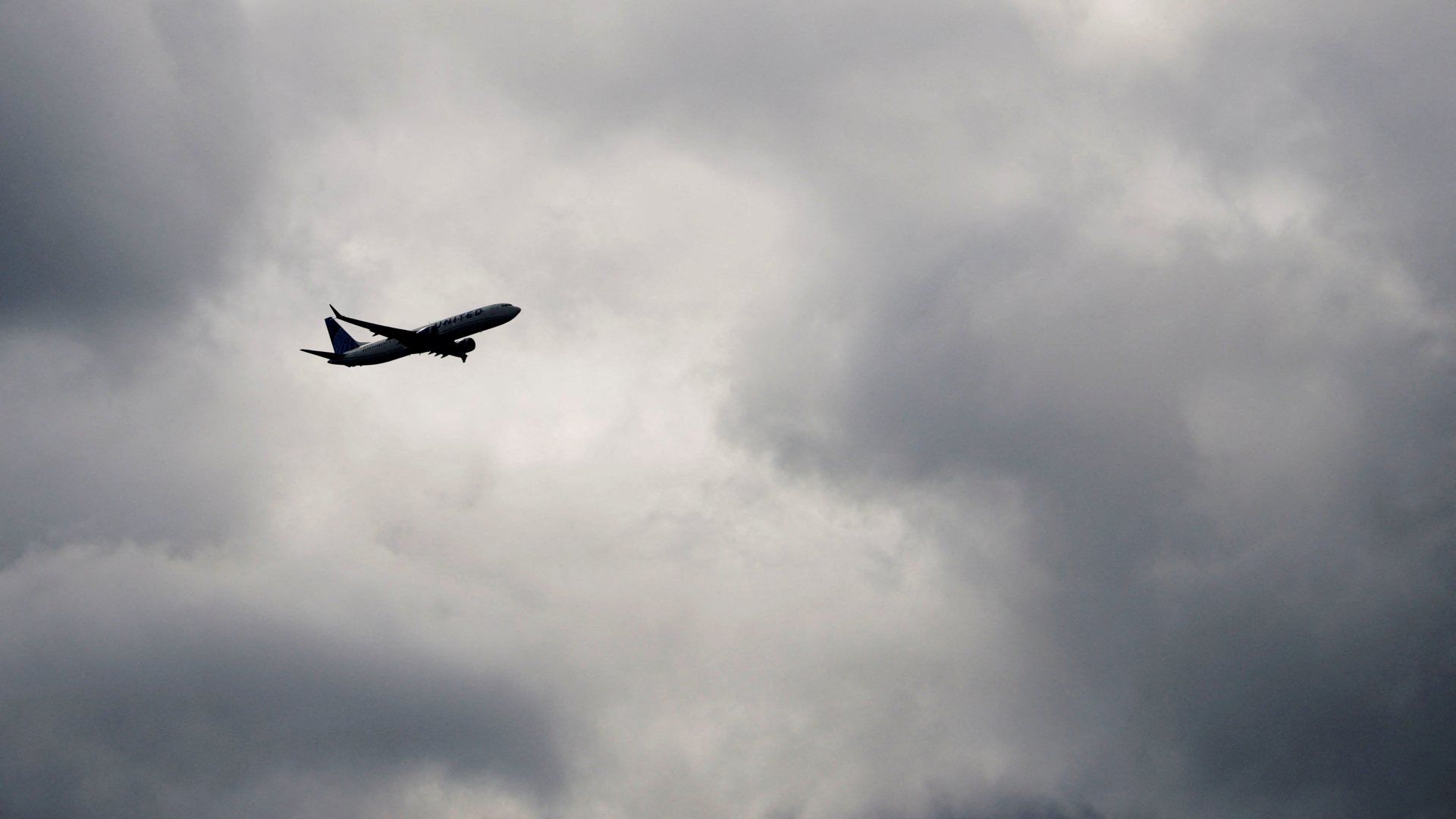 Avión despega del Aeropuerto Internacional Logan tras orden de reducción de vuelos en EUA. Foto: Reuters