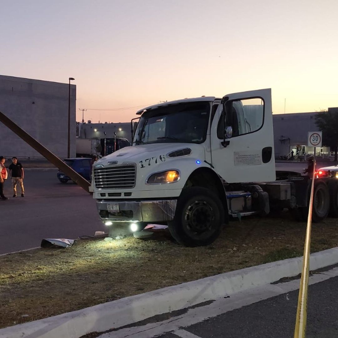 Trailer choca contra poste