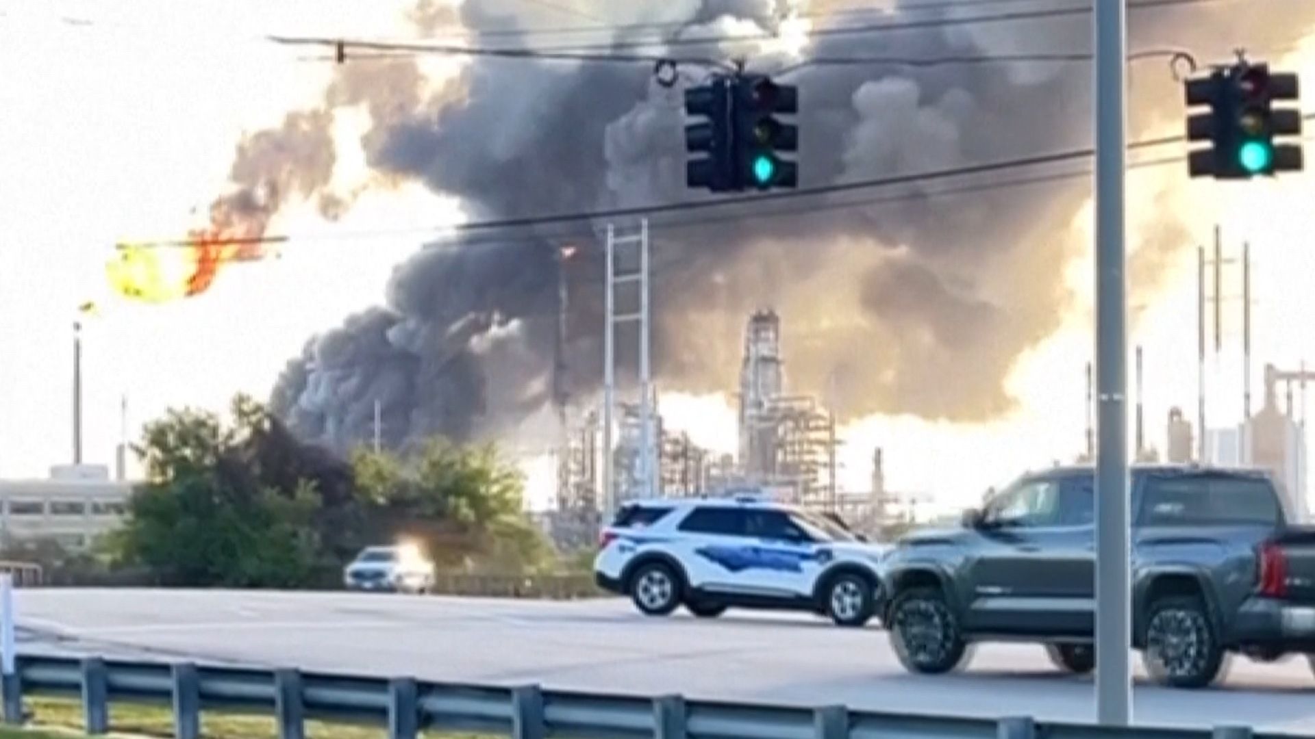 Ordenan Confinamiento por Explosión en Refinería de Valero en Texas.