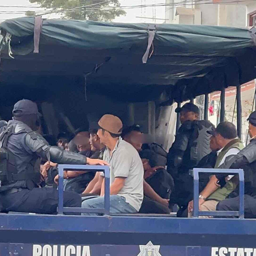 Un Detenido tras Rescate de 229 Extranjeros en un Tractocamión con Reporte de Robo en Veracruz