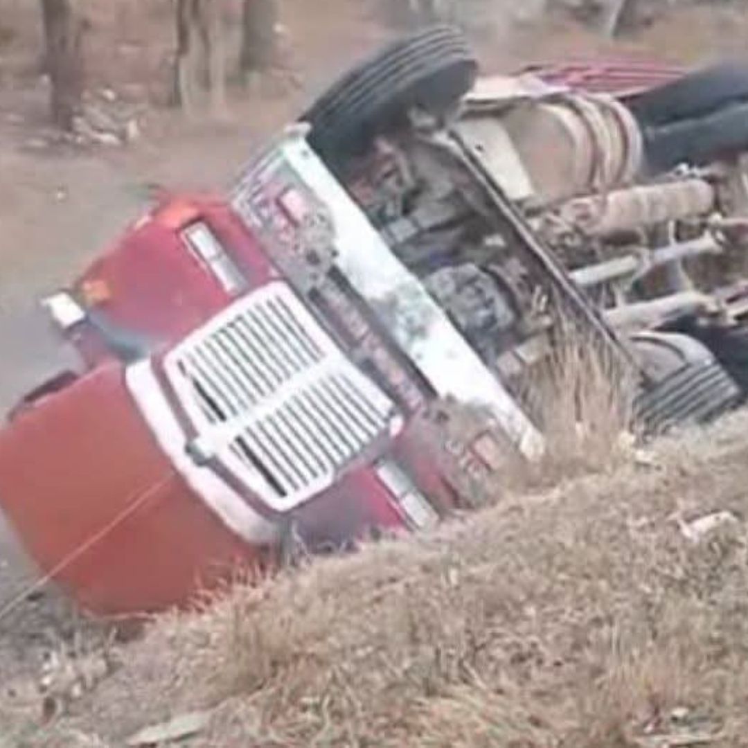Accidente y Volcadura de Tráiler sobre la Autopista Puebla Amozoc Caseta
