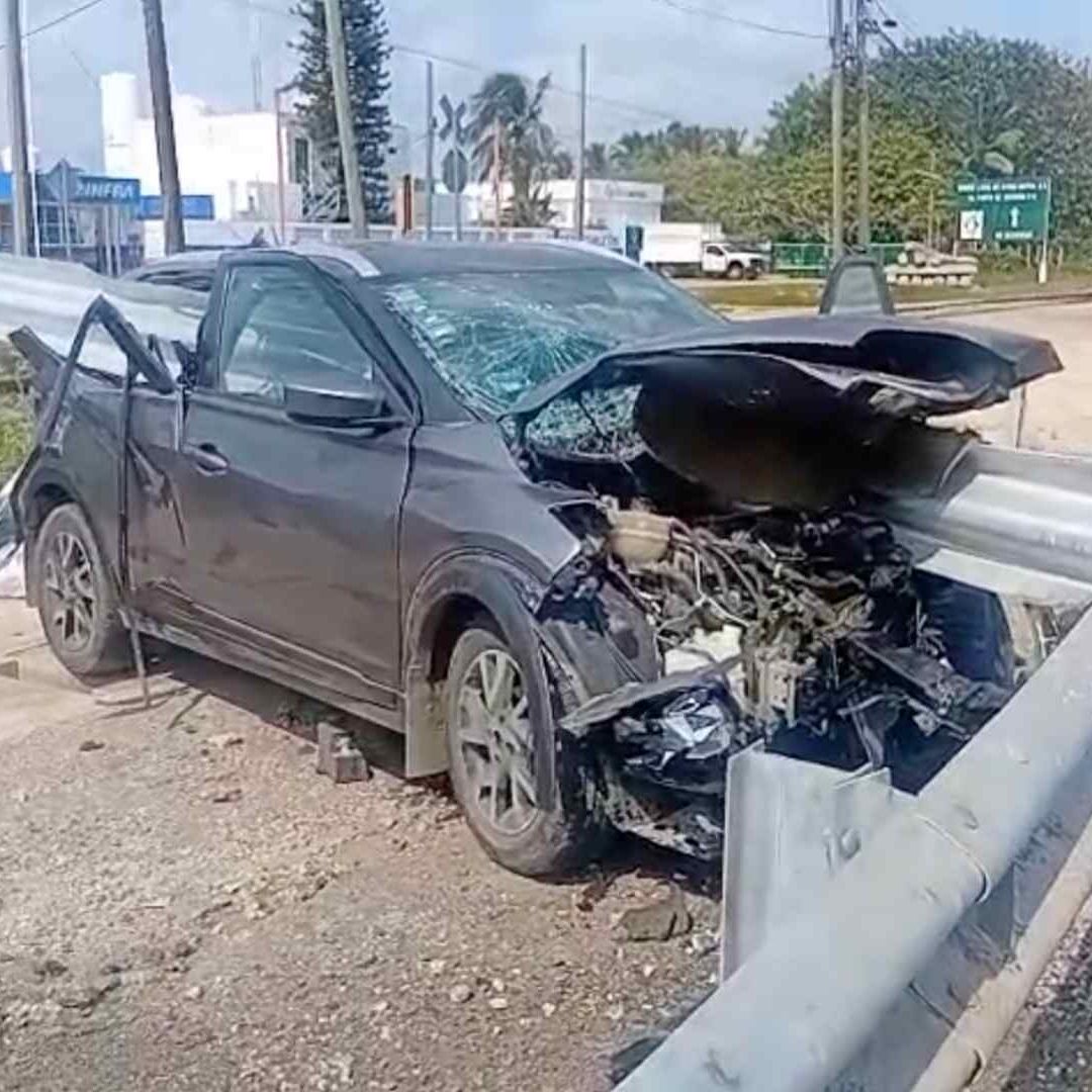 Camioneta es Atravesada por Muro de Contención tras Accidente en Carretera Coatzacoalcos Villahermosa de Veracruz Nanchital