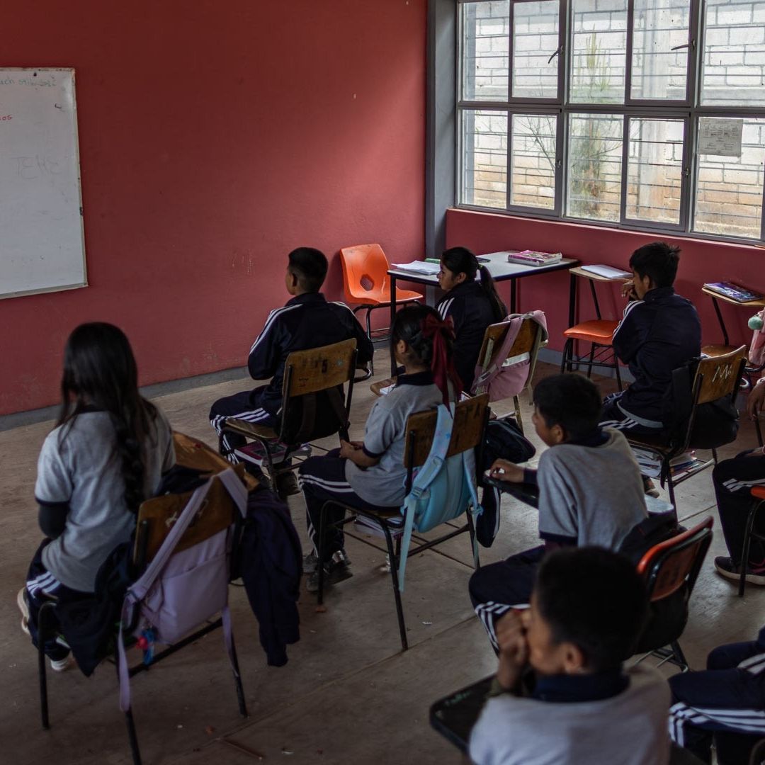 Cientos de adolescentes esperan por maestros en Cochoapa El Grande.