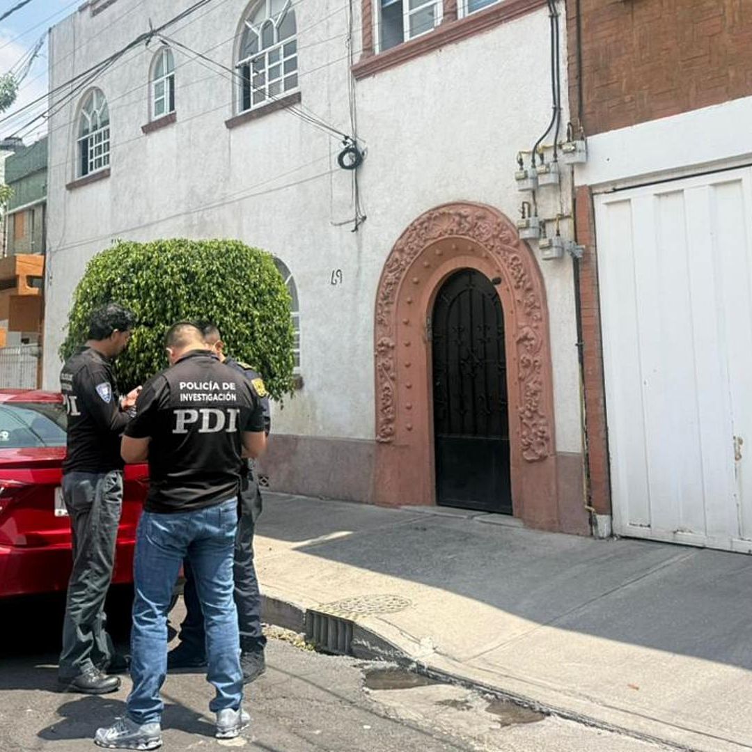 Policías de investigación en vivienda donde fue encontrada una persona sin vida, en CDMX. Foto: N+