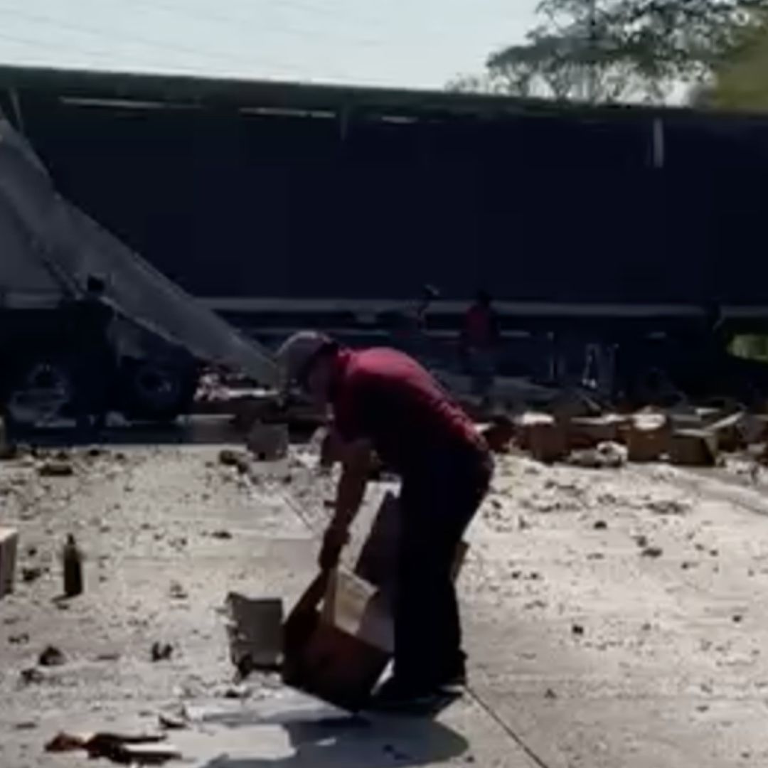 camión cargado de cerveza se accidente y causa el cierre de la autopista.
