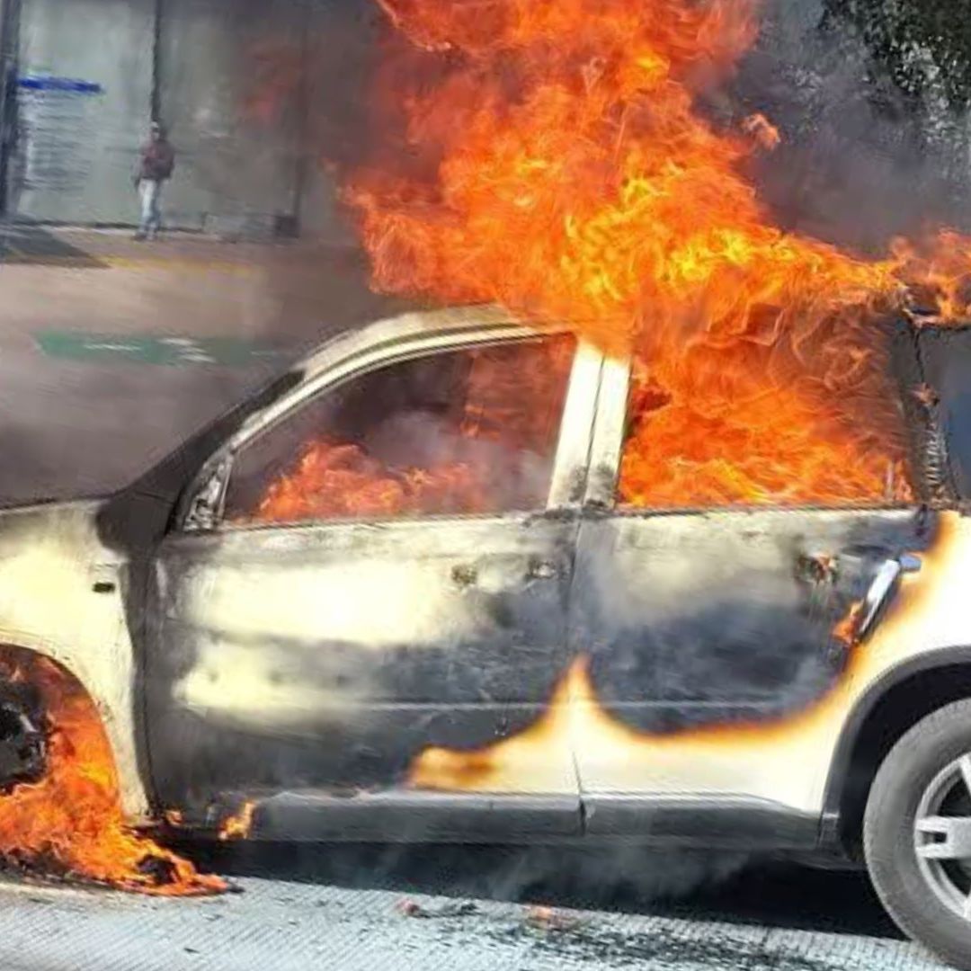 Tráfico por Incendio Camioneta Sobre Periférico Ecológico frente al CIS de San Andrés Cholula