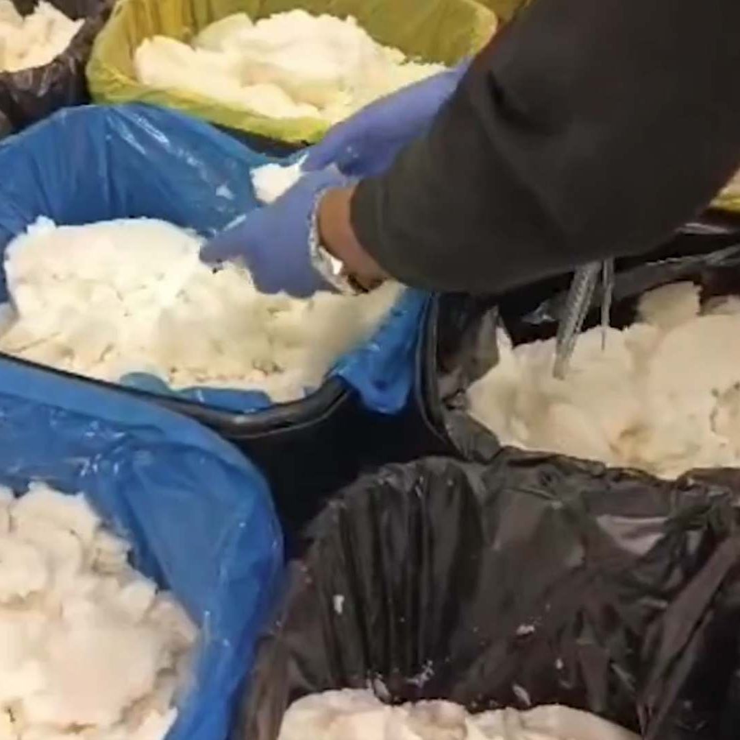 La metanfetamina estaba mezclada en botes con aceite de coco. Foto: X @guardiacivil