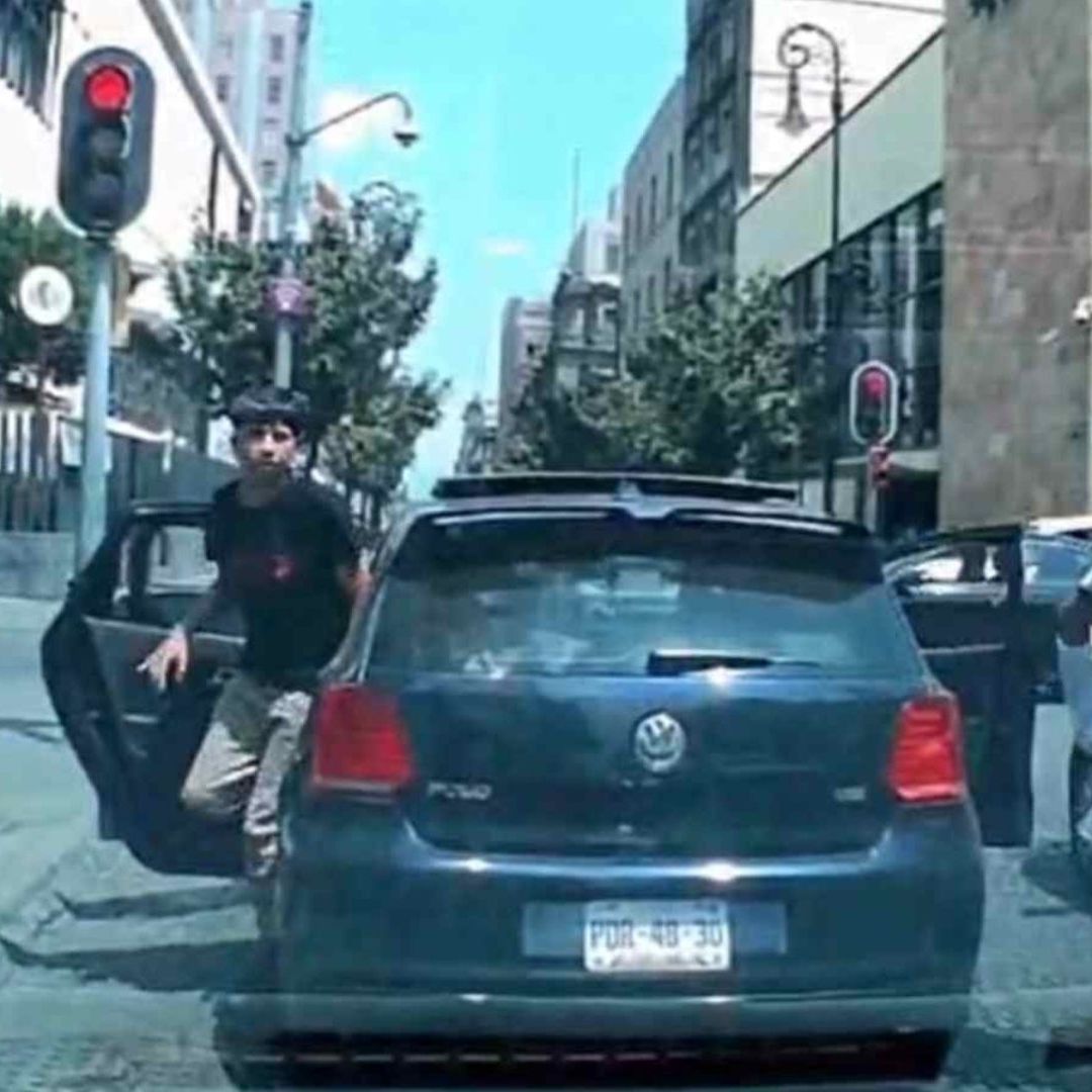 Tres personas agreden a conductor en Centro Histórico de la CDMX.