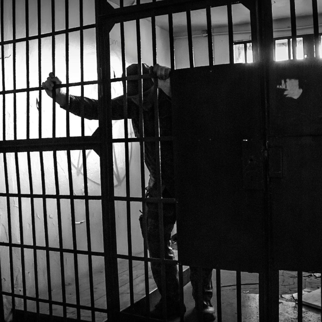El exprofesor cometió abusos sexuales en cinco ocasiones contra una menor.