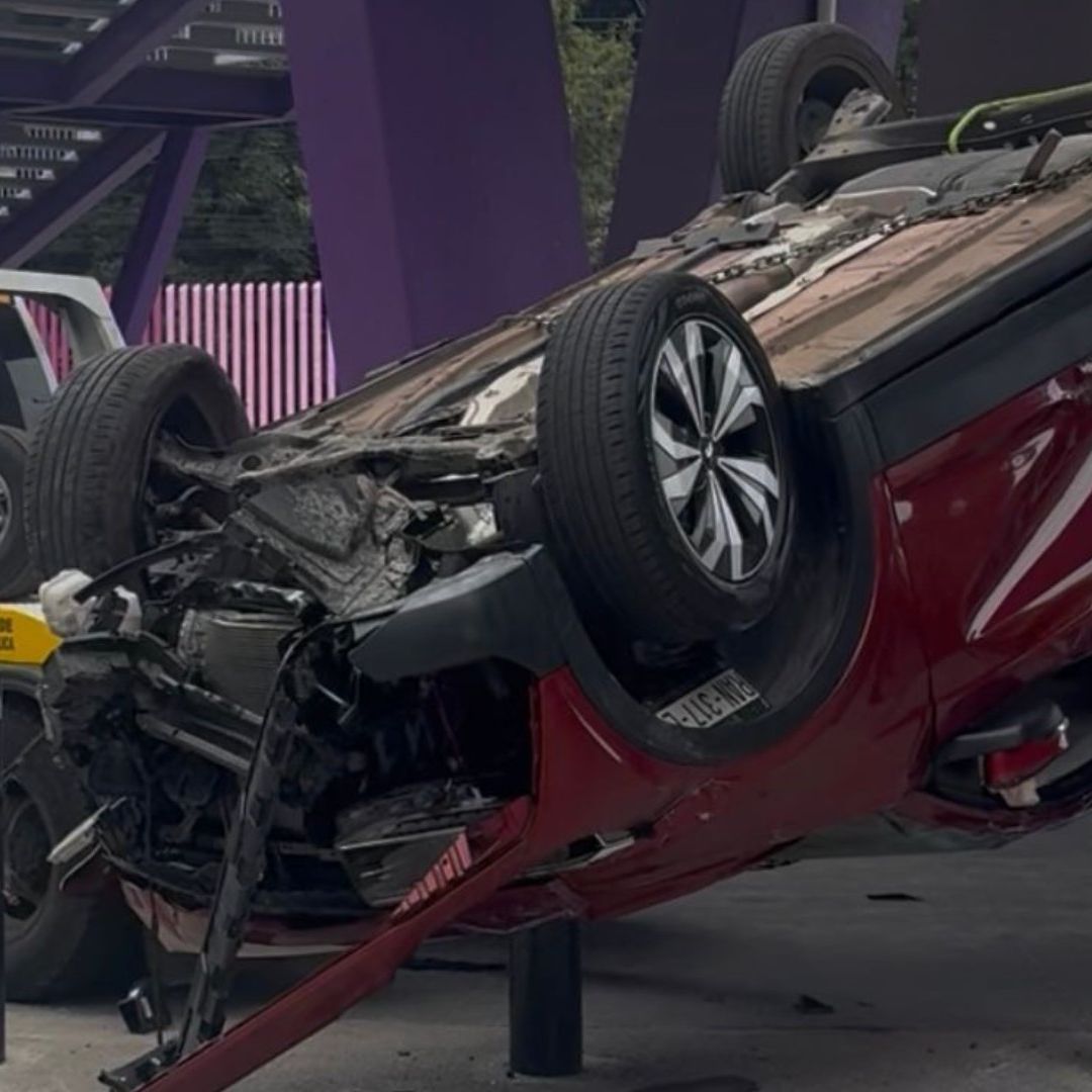 Choca y vuelca camioneta en Calzada de Tlalpan