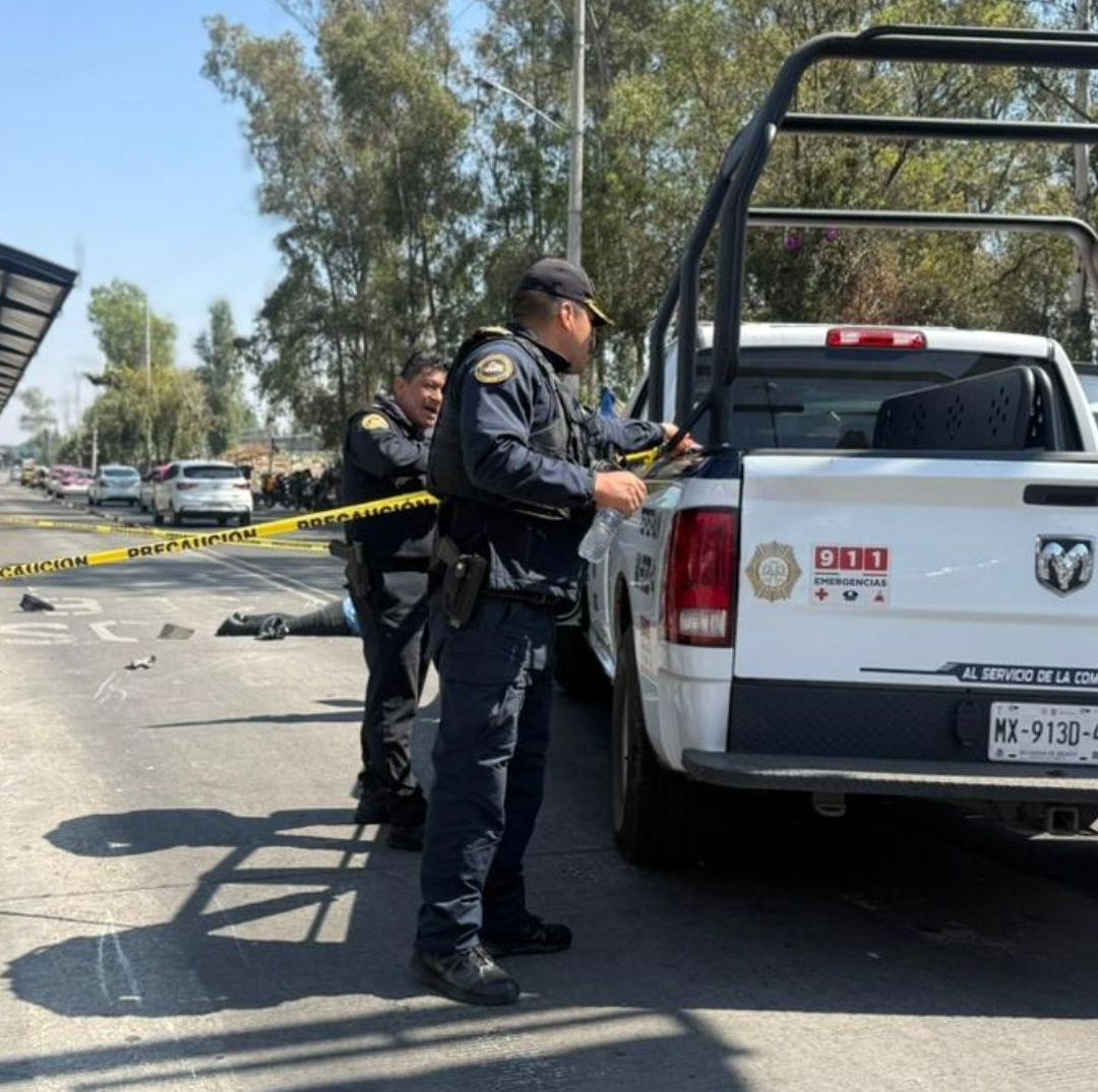 Auto Embiste a Motociclista lo Lanza Varios Metros; Muere Estación Metrobús Circuito Cuemanco