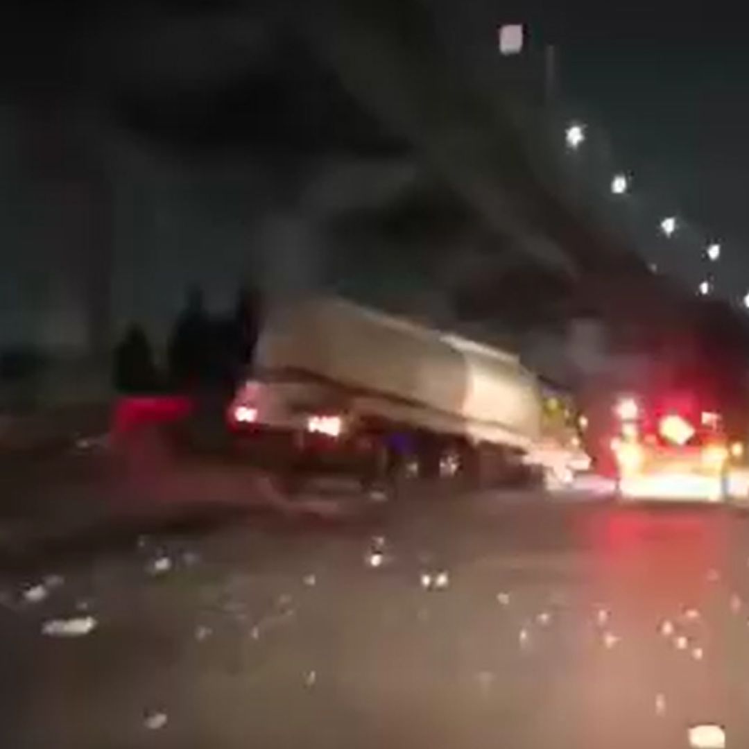 Accidente de Pipa en Autopista México Puebla Altura Villa Frontera Choque contra Muro de Contención