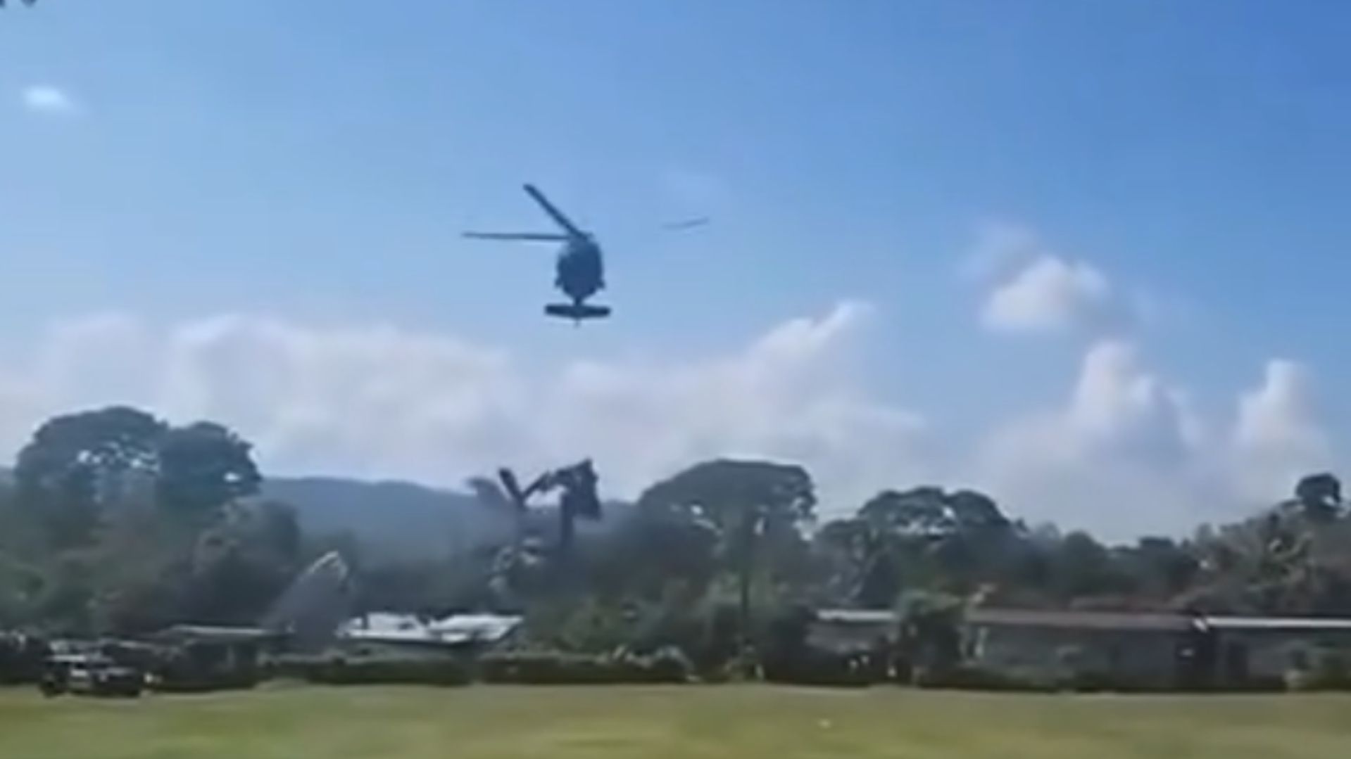 Vuela Techos de Casas Helicóptero Black Hawk del Secretario de Seguridad de Chiapas. Foto: N+.