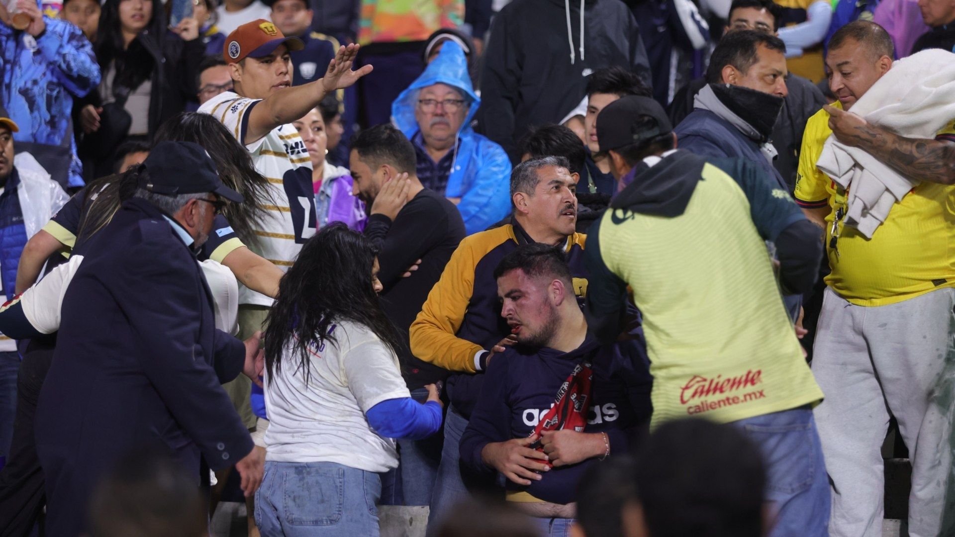 Aficionados Con Boletos Falsos Intentaron Entrar al Pumas vs América y Causaron Aglomeración.