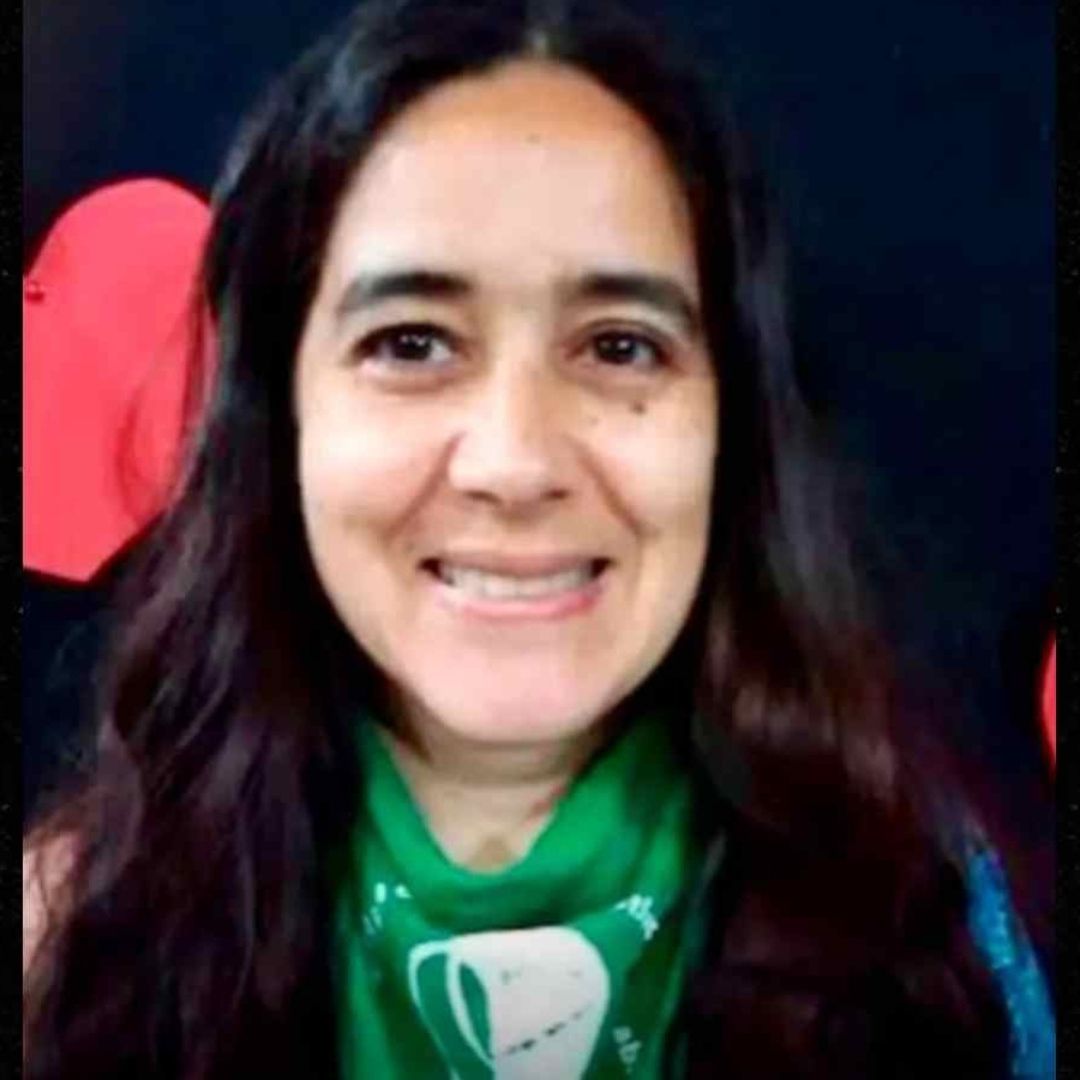 Muere actriz y activista durante traslado en autobús.