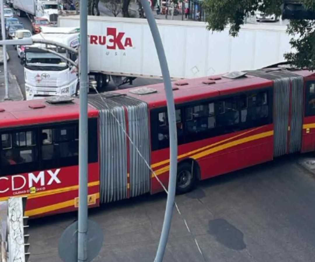 Choca Metrobús hoy. Foto: N+