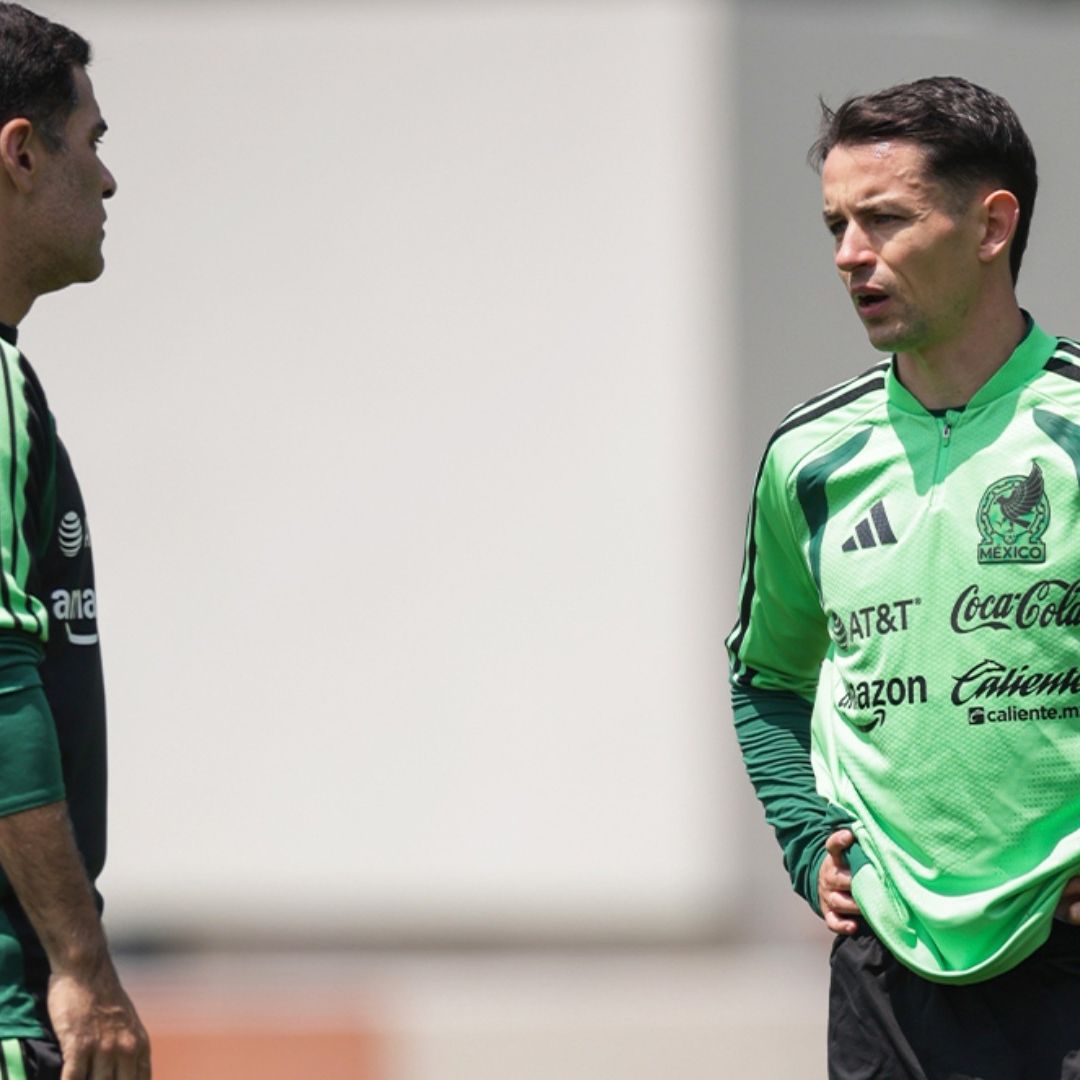 Álvaro Fidalgo platicó un buen rato con Rafa Márquez, auxiliar de Javier Aguirre, durante el entrenamiento de la Selección Mexicana. Foto X: @miseleccionmx