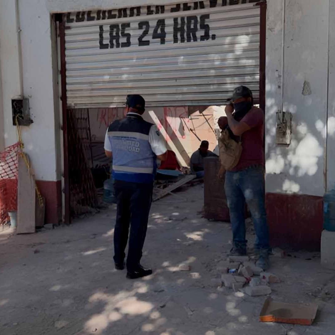 Colapsa Techo de Librería en Torreón; Adulto Mayor Queda Atrapado en el Baño