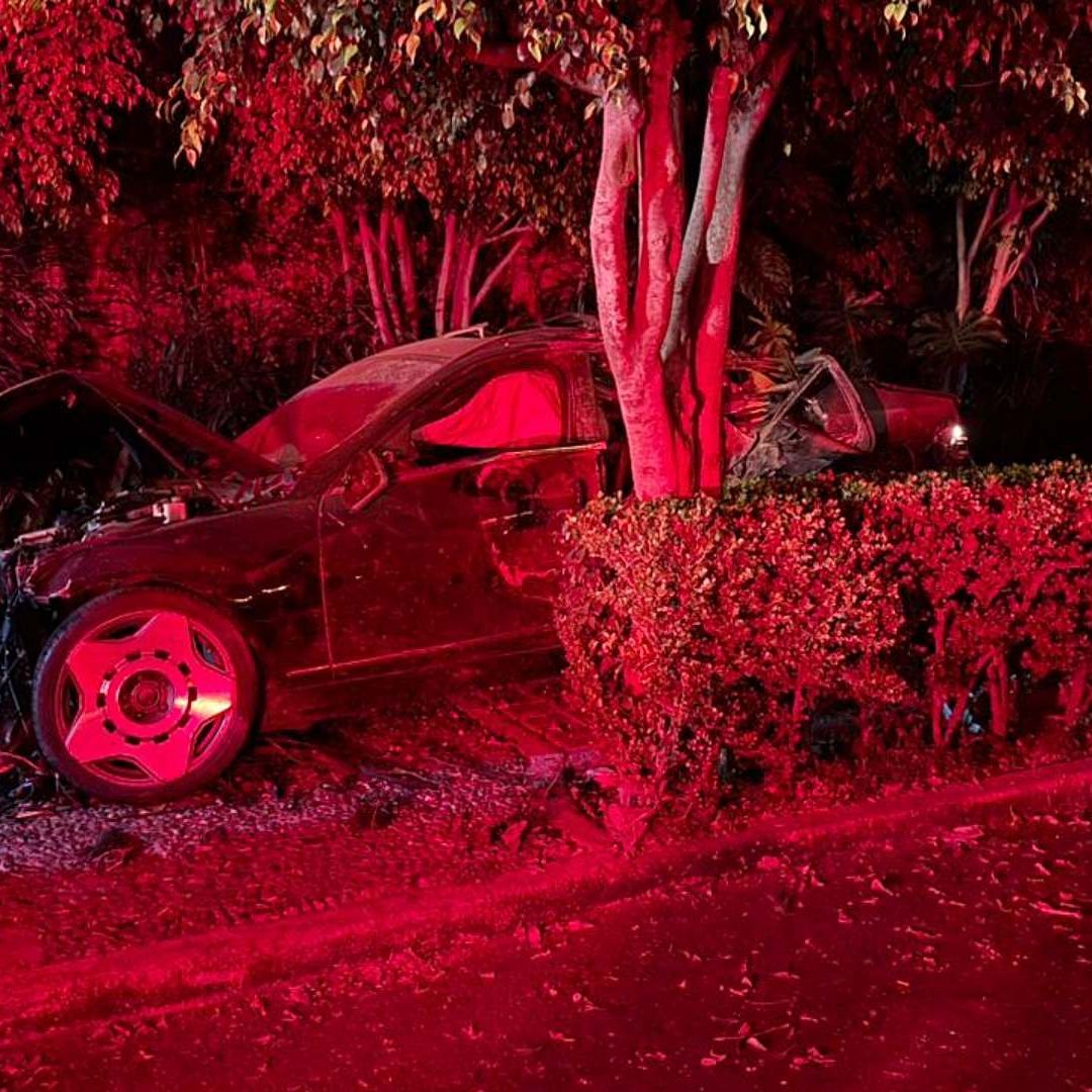 Auto destrozado tras fuerte impacto en Insurgentes Sur. Foto: N+