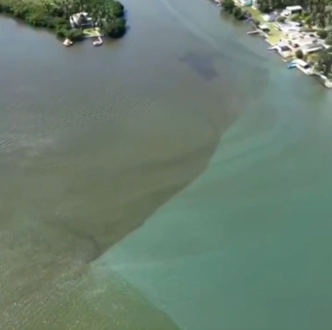 Contaminación por Derrame de Aguas Aceitosas de Refinería Cambia Color del Río Seco