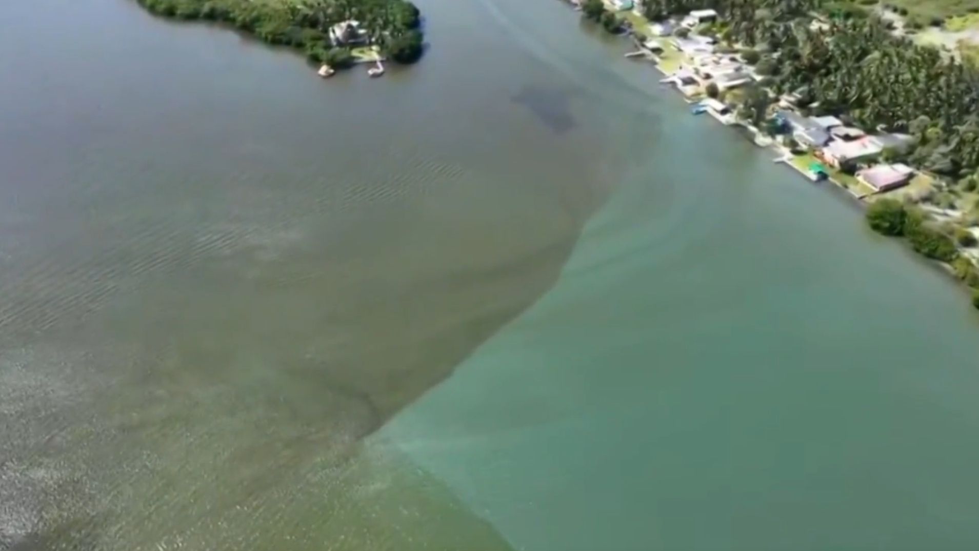 Contaminación por Derrame de Aguas Aceitosas de Refinería Cambia Color del Río Seco