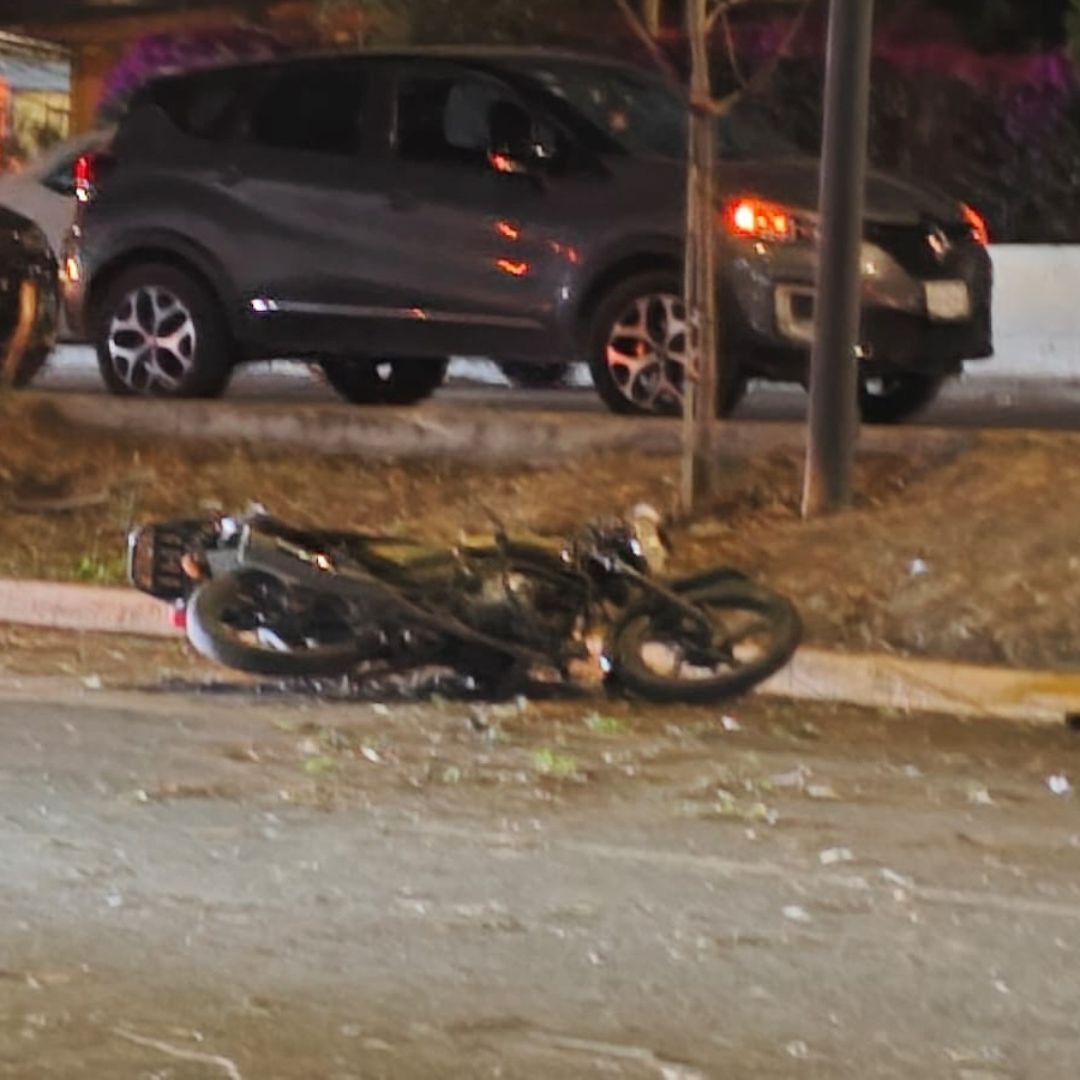 Accidente Choque Automóvil Dos Motociclistas Árbol Recta a Cholula Calle Ciprés Puebla