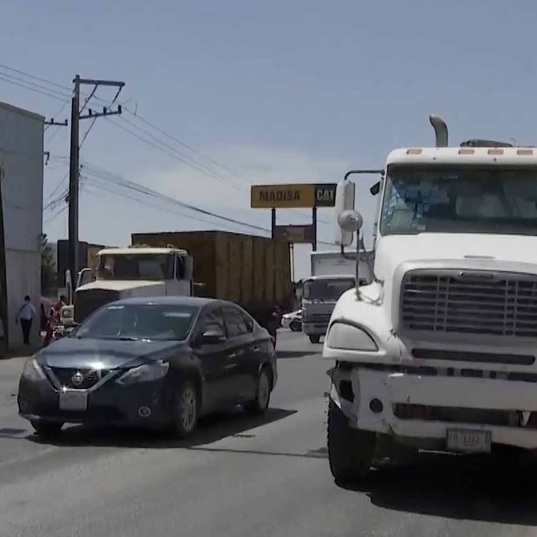 Joven es Arrollado por Camión en Periférico de Gómez Palacio; Motocicleta Quedó Bajo la Unidad