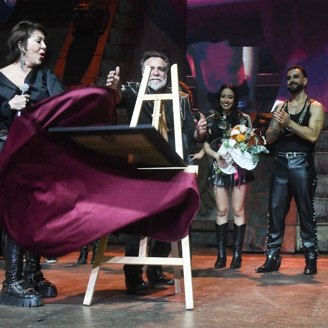 Alejandra Guzmán Rompe Placa de Aniversario de Malinche el Musical: Así Fue el Momento