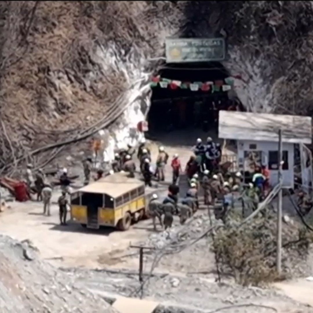 Rescatan a Uno de los Cuatro Trabajadores Atrapados en Mina en Sinaloa; lo Hospitalizan.