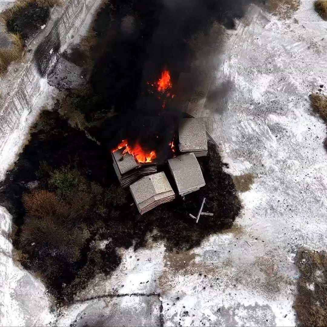 Imágenes captadas desde las inmediaciones muestran una nube negra.