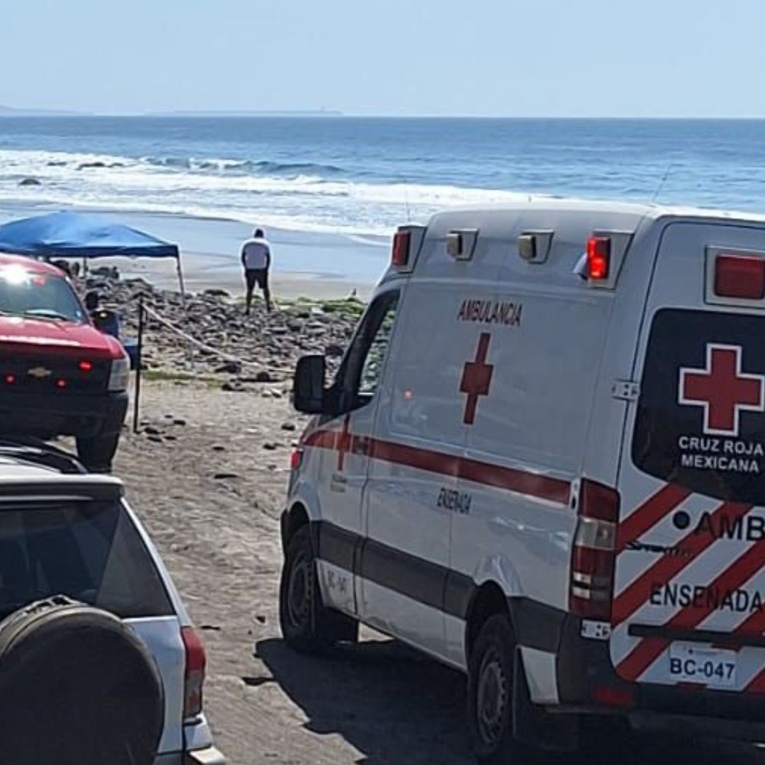 Rescatan a Cuatro Personas en Playa Saldamando de Ensenada; Una Fue Hospitalizada
