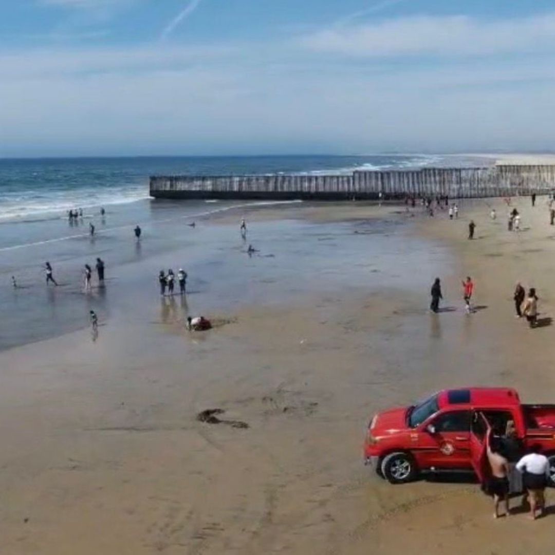 Salvavidas Rescatan a Dos Personas en el Mar en Playas de Tijuana