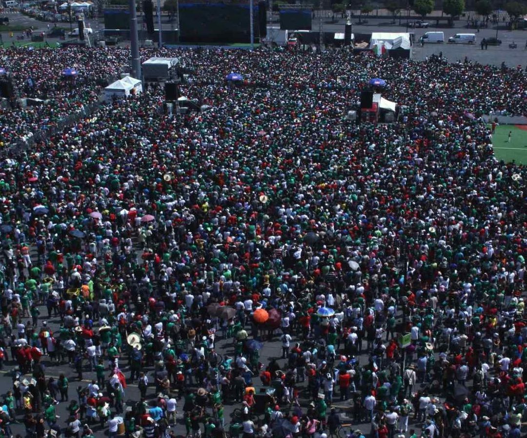 Aficionados en el Zócalo capitalino. Foto: Cuartoscuro/Ilustrativa