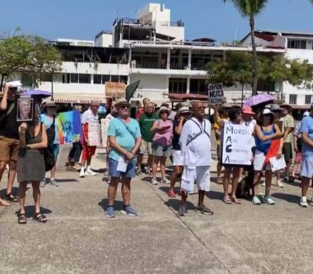 Ciudadanos estadounidenses se manifestaron en Puerto Vallarta durante el 'No Kings Day'