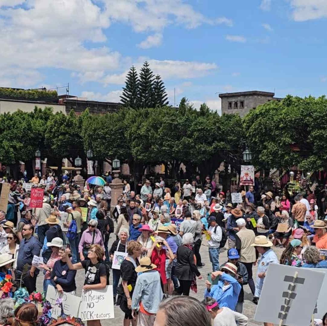 Se Manifiestan Ciudadanos Estadounidenses en San Miguel de Allende en el 'No Kings Day'