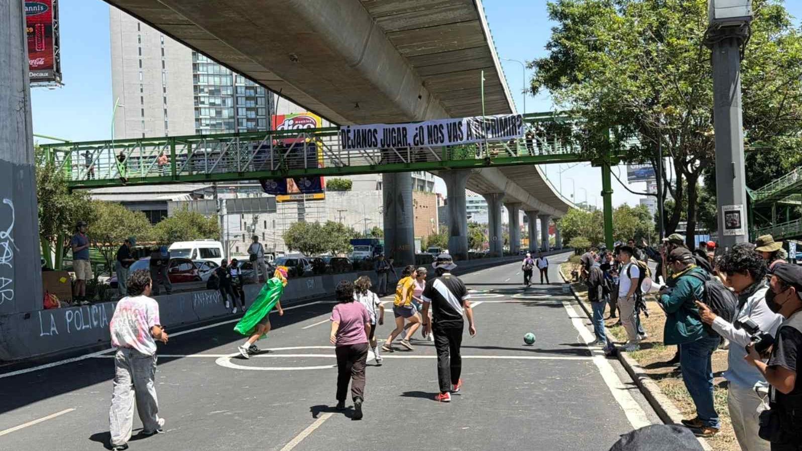 Reta de Futbol en Carriles Cetrales de Periférico. Foto: N+