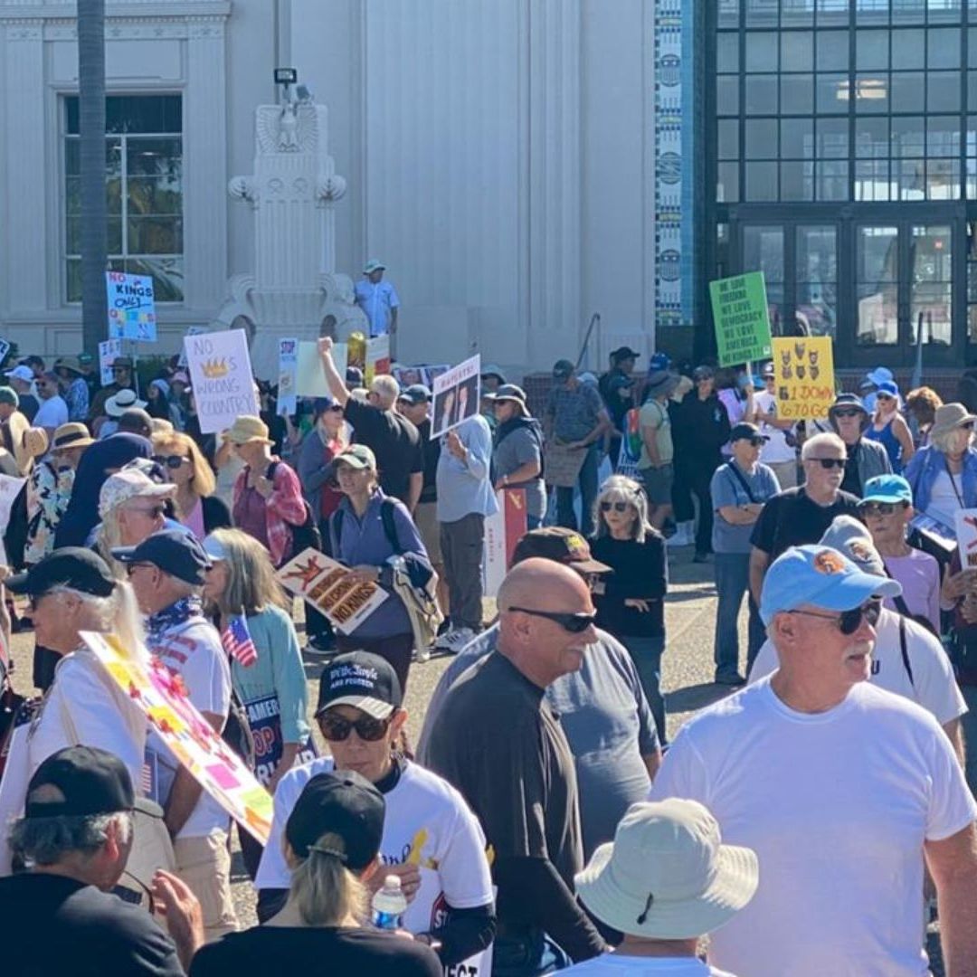 Marcha “No Kings” Reúne a Más de 30 Mil Personas en San Diego, California